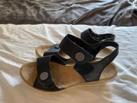 REIKER Black Wedge(40)/EVEREST Beige sandal (40)