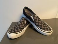 Grå och svarta Vans slip on sneaker i strl 37.