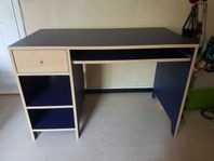 Mörkblått skrivbord, sidoytor med ljust trämönster