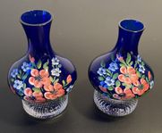 2st fina äldre  handmålade vaser i glas