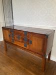 Brunbetsad Sideboard