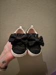 Baby skor svart rosett