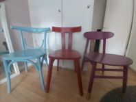 tre färglada stolar