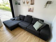 Modern svart soffa med divan