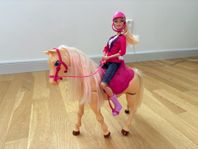 Barbiedocka och häst som kan gå