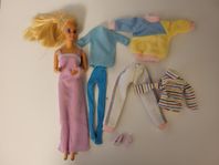 Barbie set med kläder och accesoarer. 