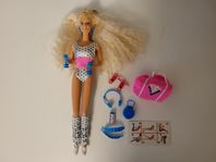 Barbie med kläder och asscoserarer som tränar 