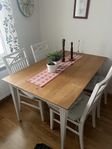 Köksbord + stolar + vitrinskåp