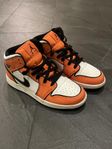 Jordan 1 “Orange Turf” Mid, stl 38,5