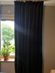 Mörkblå rumsförmörkande gardiner
