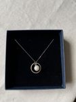 Pearl drop necklace i silver från Byborn