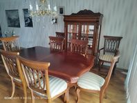Matbord, stolar och vitrinskåp