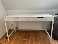 Vitt IKEA skrivbord