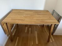 Matbord i Ek från Berno möbler 