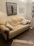 beige 3-sits soffa ,1 fotölj  med fotpall 