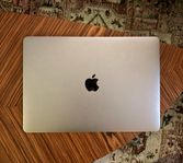 MacBook Pro (13-inch, 2020, two Thunderbolt 3 ports)