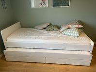 Säng ”Släkt” från Ikea.