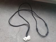 Halsband med vit elefant.