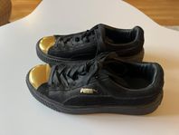Puma sneakers i svart och guld, storlek 38