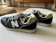 New Balance sneakers i svart & guld, storlek 38