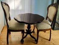 Möbler Äldre Stil 2 fina stoppade stolar, ljust tyg 1 bord