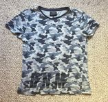 Snygg t-shirt med kamouflage mönster stl 158/164