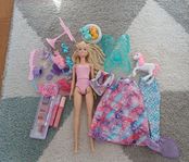som ny Barbie med med kläder o accessoarer 