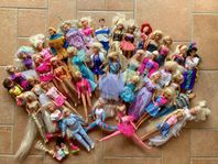 Barbie dockor, kläder och corvette bil 