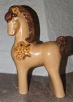 Fin keramik häst från Rosa Ljung i ovanlig färg! 