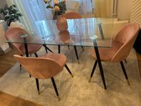 Matbord med fyra stolar i sammet 