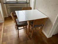 Köksbord med 3 stolar