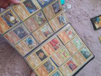 ca 700-800 Pokémon Pokémonkort + tillbehör 
