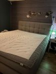 180×200cm säng med sänggavel.