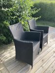 2 st stolar i svart konstrotting 