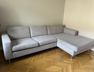 Ljusgrå soffa med divan