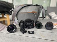 Fujifilm x-t4 med fyra objektiv och väska. 