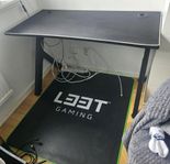 Grymt gamingskrivbord med måttanpassad musmatta +matta