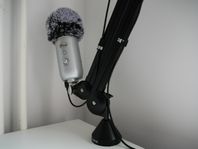 Blue Yeti mikrofon med Rode PSA1 studioarm och svampskydd