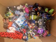Blandad låda med massa leksaksfigurer