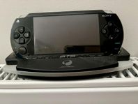 PSP konsoll inklusive fodral, konsollställ samt  5 st spel