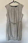 Ljusgrå/silver klänning med bälte 46 / FLARE collection