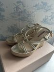 PRADA guld kilklack sandalett