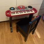 Piano/keyboard och stol ”Kritter”