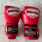 Muay Thai röda boxingshandskar