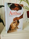 Arthur - gatuhunden som lämnade djungeln och hittade hem.