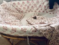 Bortskänkes: bedside crib/Moseskorg ink textil