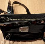 Tommy Hilfiger black crossbody bag/väskor