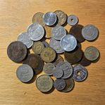 En samling av olika mynt från olika länder, 30 st