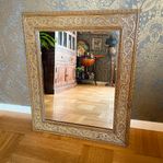 Spegel i fornnordisk stil. 1800-tal. Skuret trä. Viking