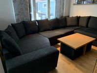 Hörnsoffa med divan (U-soffa) med bord och sittpuffar